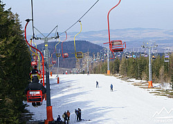 Wyciąg narciarski na Kopę wiosenną porą | fot. Tenet